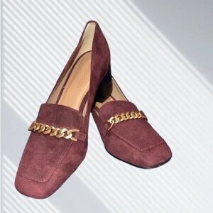 BERNARDO Avery Suede Pumps in Burgundy with Gold Chain